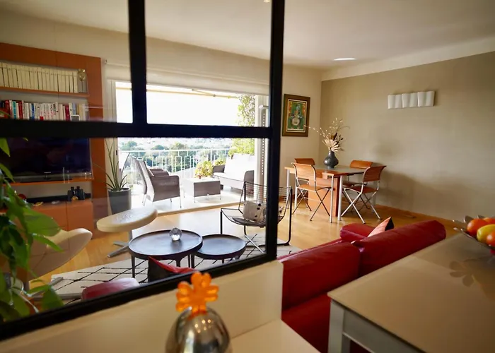 Chic A Cannes, Avec Terrasse Et Cheminee, 83 M²