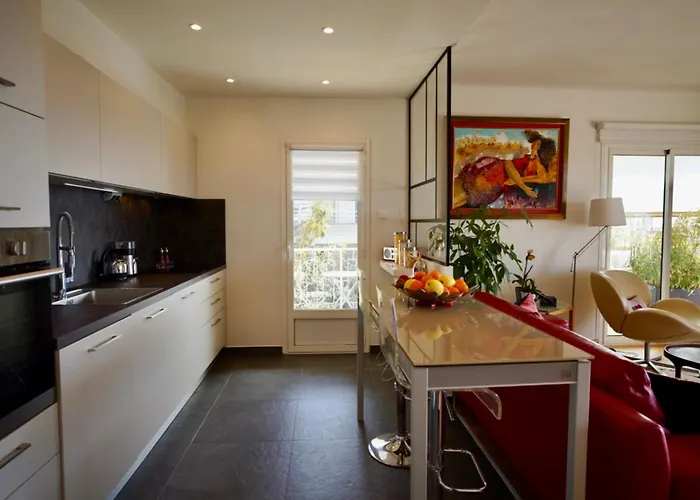 Chic A Cannes, Avec Terrasse Et Cheminee, 83 M² *