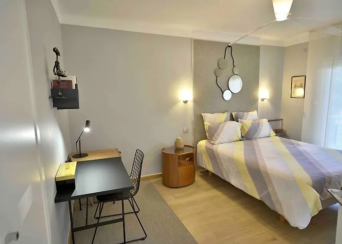 Chic A Cannes, Avec Terrasse Et Cheminee, 83 M² *