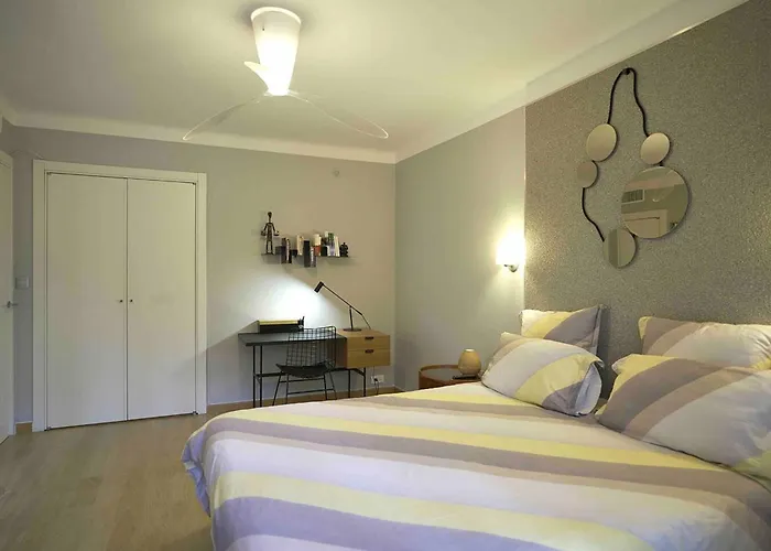 Chic A Cannes, Avec Terrasse Et Cheminee, 83 M²