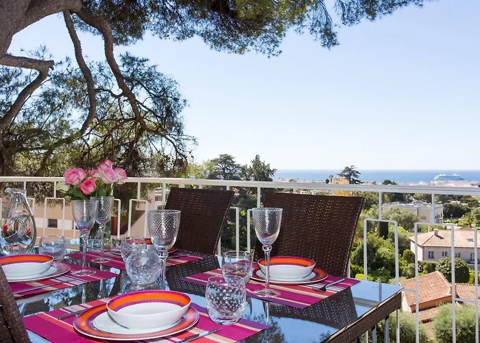 Chic A Cannes, Avec Terrasse Et Cheminee, 83 M²