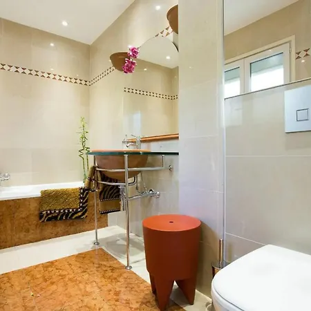 Chic à Cannes, Avec Terrasse Et Cheminée, 83 M² Appartement *