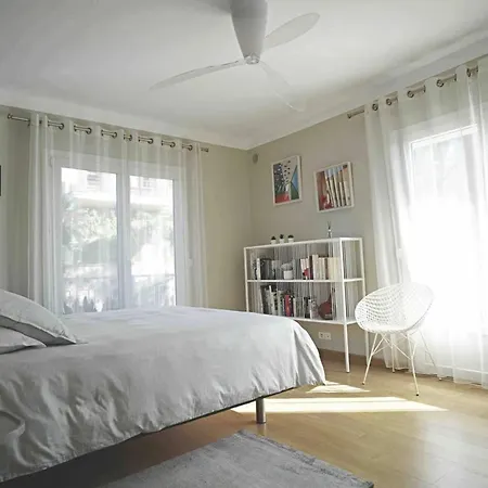 Chic à Cannes, Avec Terrasse Et Cheminée, 83 M² Appartement