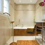 Chic A Cannes, Avec Terrasse Et Cheminee, 83 M² Apartment